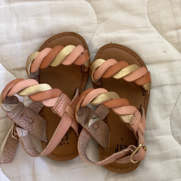 Gap * toddler size 6 neutral and pink sandle - Picture 2 of 6